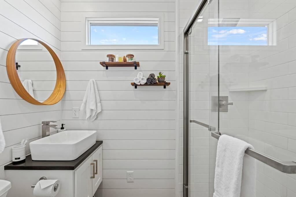 New! The Texas Longhorn-Luxury Container Home เฟรเดอริกส์เบิร์ก ภายนอก รูปภาพ