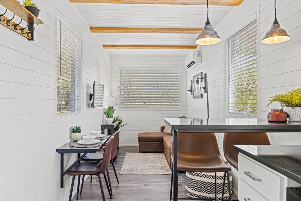 New! The Texas Longhorn-Luxury Container Home เฟรเดอริกส์เบิร์ก ภายนอก รูปภาพ