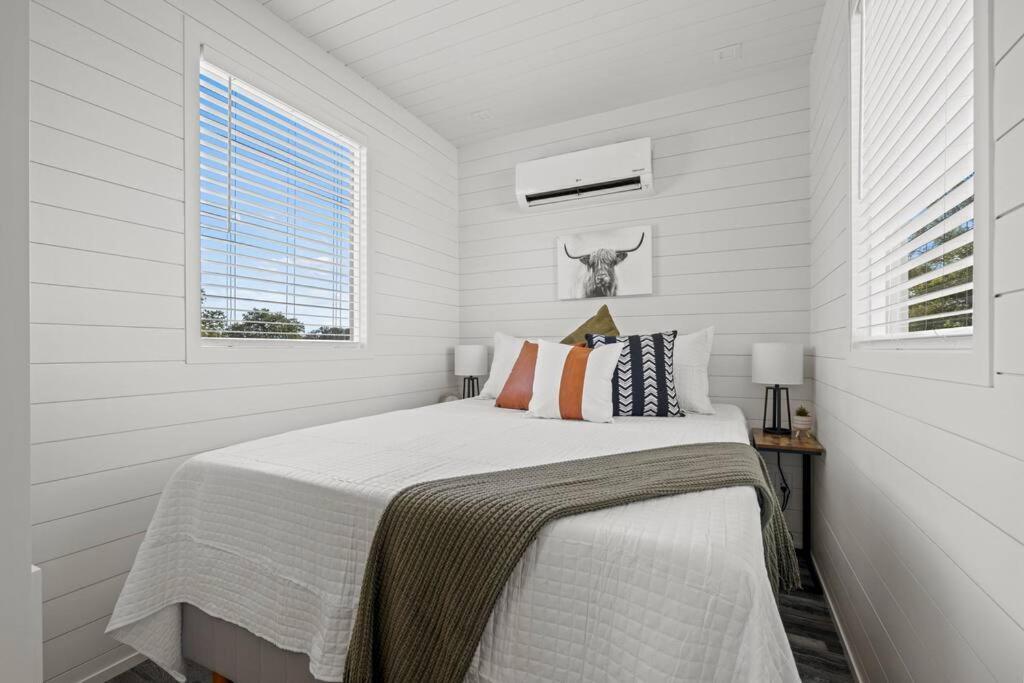 New! The Texas Longhorn-Luxury Container Home เฟรเดอริกส์เบิร์ก ภายนอก รูปภาพ