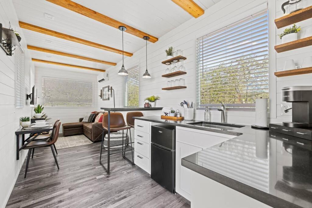 New! The Texas Longhorn-Luxury Container Home เฟรเดอริกส์เบิร์ก ภายนอก รูปภาพ