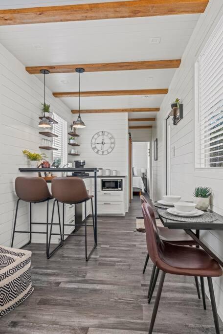 New! The Texas Longhorn-Luxury Container Home เฟรเดอริกส์เบิร์ก ภายนอก รูปภาพ