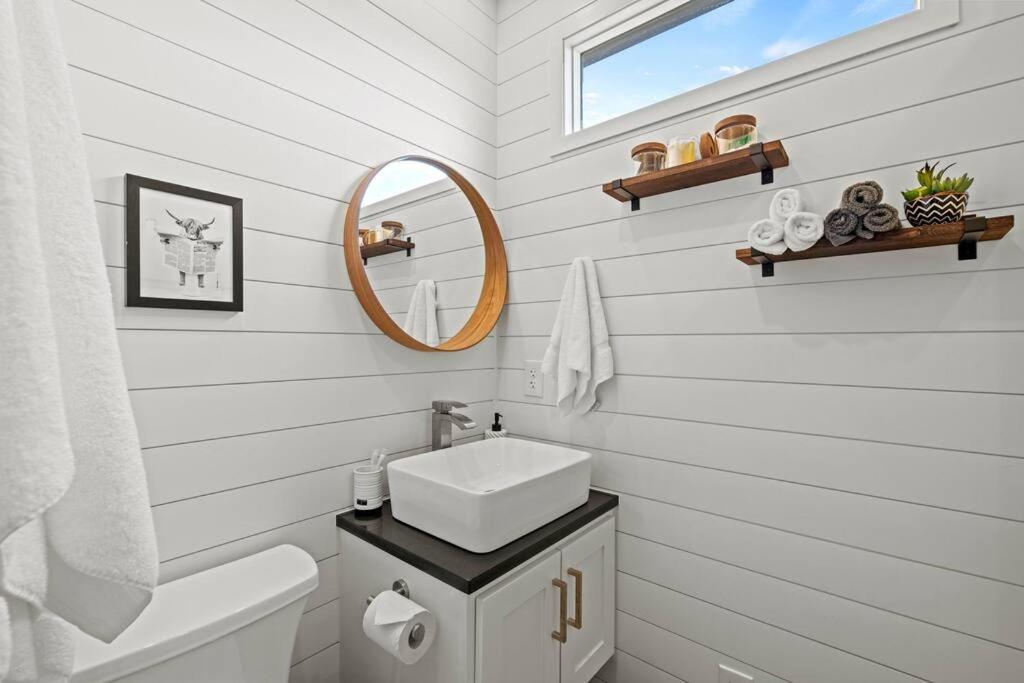 New! The Texas Longhorn-Luxury Container Home เฟรเดอริกส์เบิร์ก ภายนอก รูปภาพ