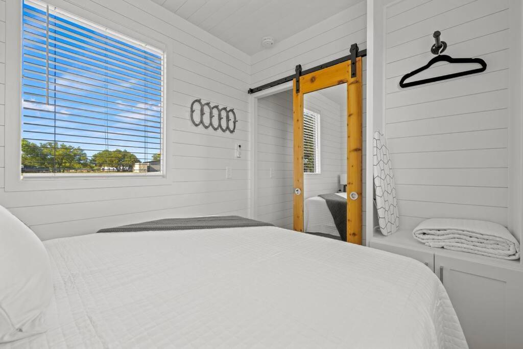 New! The Texas Longhorn-Luxury Container Home เฟรเดอริกส์เบิร์ก ภายนอก รูปภาพ
